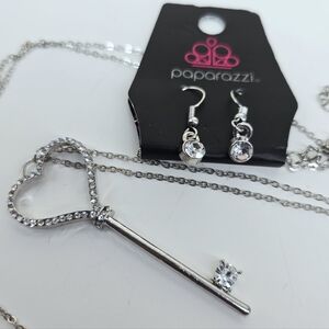 Paparazzi Love Is Key Silver Tone Heart Key Pendant Necklace Earrings Set NWT